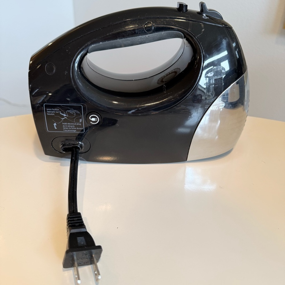 Oster Hand Mixer with Retractable Cord and 5 Attachments - Picture 2 of 7